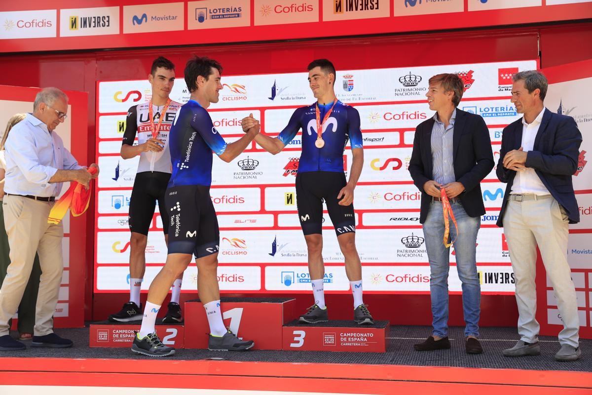 Juan Ayuso, en la ceremonia del podio del Campeonato de España de Ciclismo, junto a dos ciclistas del Movistar