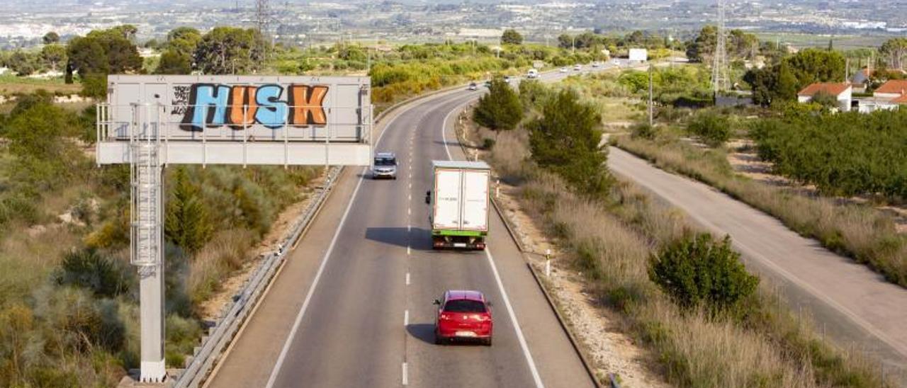 Carretera CV-60 que une las comarcas centrales. | PERALES IBORRA