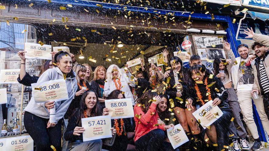 Archivo - Agraciados con el ‘Primer Premio’ del Sorteo Extraordinario de Lotería de Navidad 2023 correspondiente al número 88008 celebran su suerte en la administración Doña Manolita, a 22 de diciembre de 2023, en Madrid (España). Hoy se celebra el Sorteo