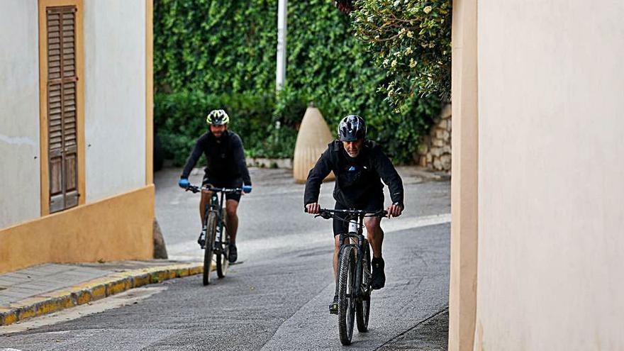 Ciclistas en Dalt Vila.  |  TONI ESCOBAR