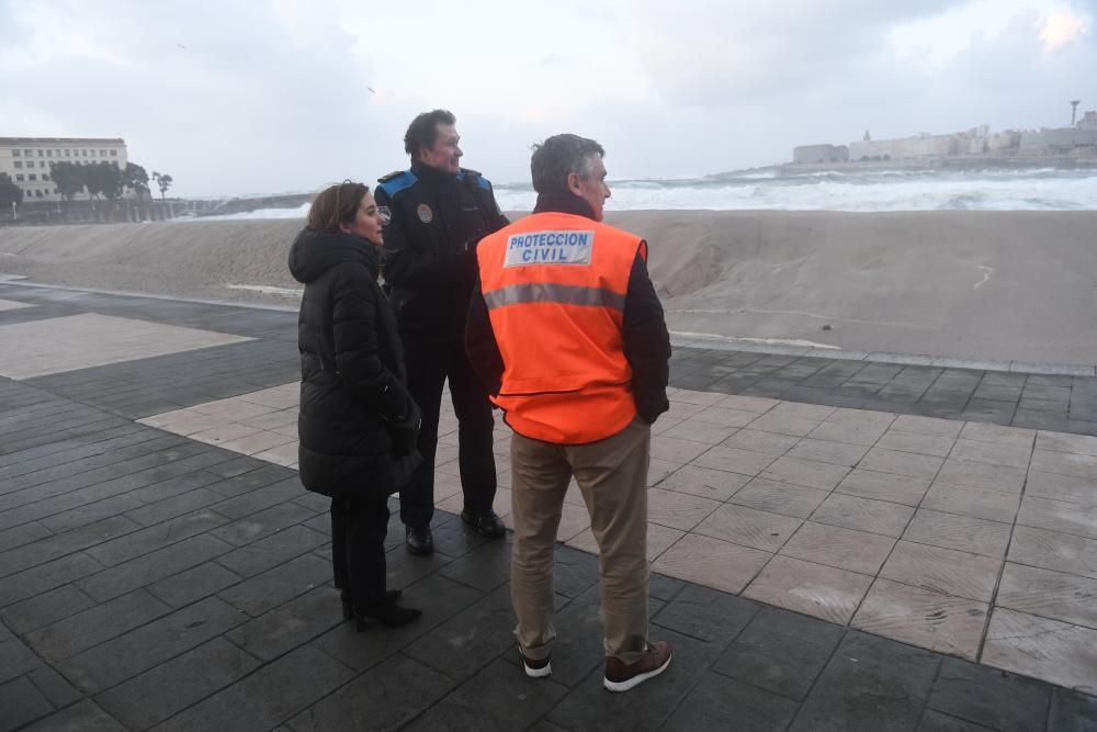 El temporal con alerta roja en el mar deja olas de más de once metros y árboles caídos.