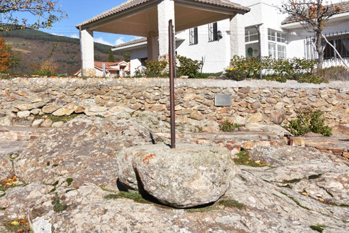 La Piedra de la Reguera recuerda cómo se organizaba el reparto del agua entre los vecinos