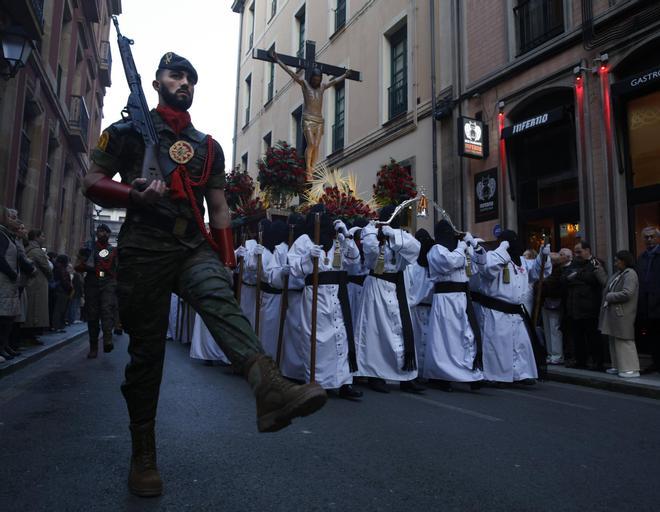El Vía Crucis del Jueves Santo en Gijón, en imágenes.