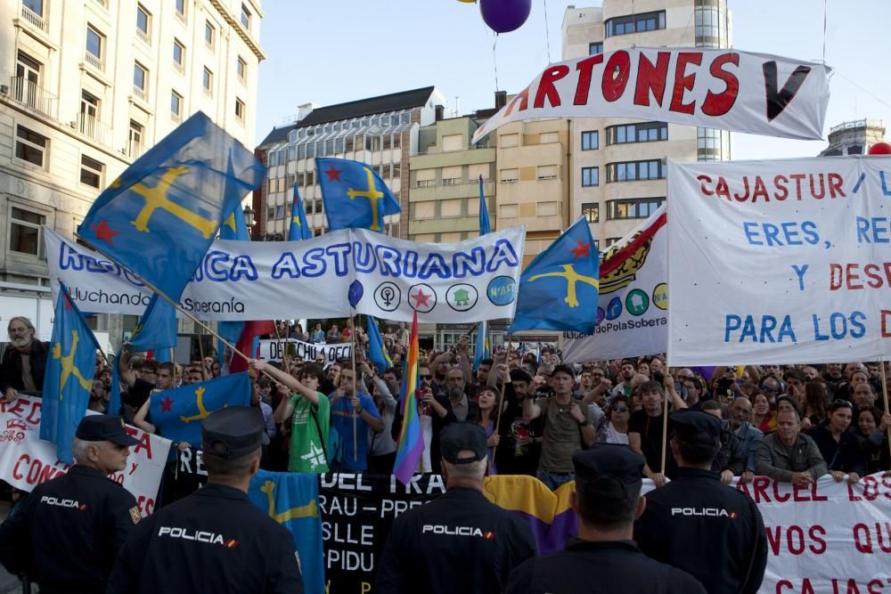 Ambiente en la calle durante la entrada a los premios y concentración antimonarquía