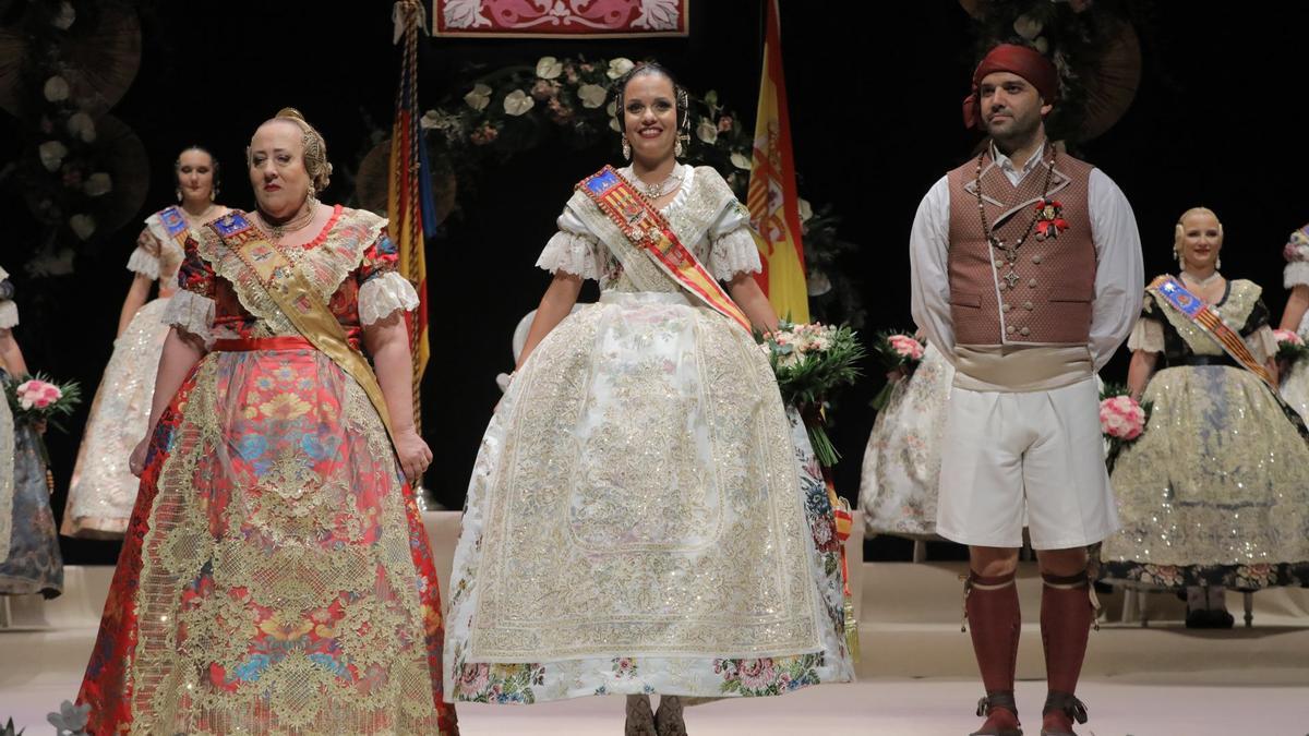 En el acto de Exaltación de Sheila Díaz, Fallera Mayor de Paterna 2024 acompañada del Alcalde, Juan Antonio Sagredo y la presidenta de la JLF, Amparo Giménez