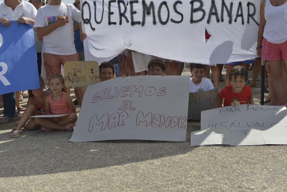 Protesta ante un Mar Menor que amanece cubierto de espuma