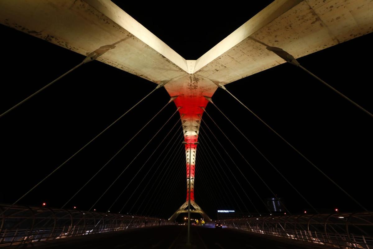 En imágenes | El puente del Tercer Milenio estrena iluminación