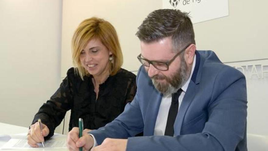 Marta Felip i Xavier Pascual, durant la signatura del conveni.