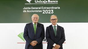 El presidente de Unicaja Banco, Manuel Azuaga, y el consejero delegado, Isidoro Rubiales, en la junta extraordinaria de accionistas.