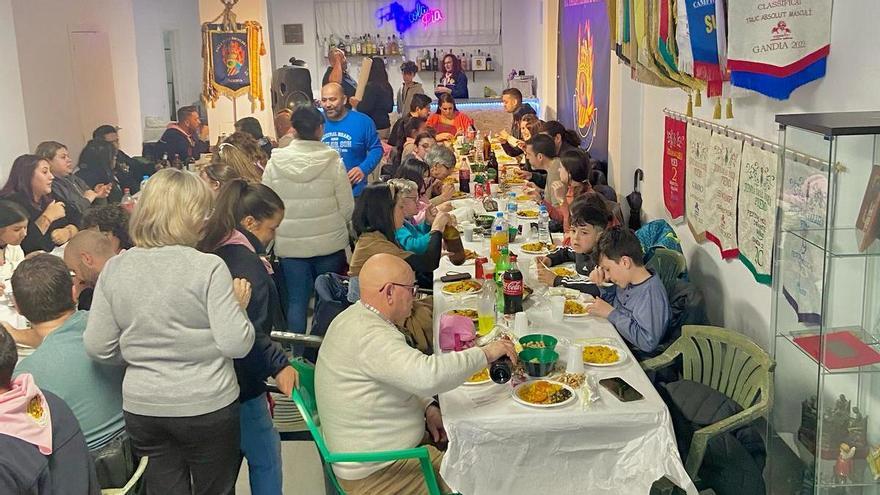 El casal de la falla Escola Pia, lleno durante una actividad las pasadas fiestas