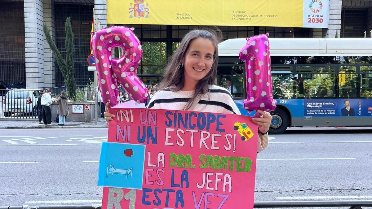 Blanca Sabater Salgado, este viernes, frente a la sede del Ministerio de Sanidad, en Madrid, tras adjudicarse la primera plaza MIR de la especialidad de Urgencias y Emergencias del Chuac.