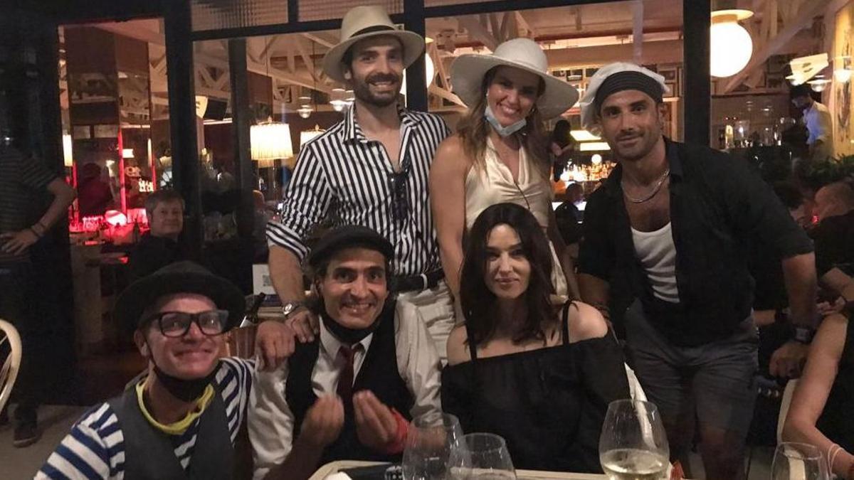 Monica Bellucci, durante su cena en el restaurante Velissima de Barcelona, rodeada de la 'familia' Marinelli, que ejerce de anfitriona.