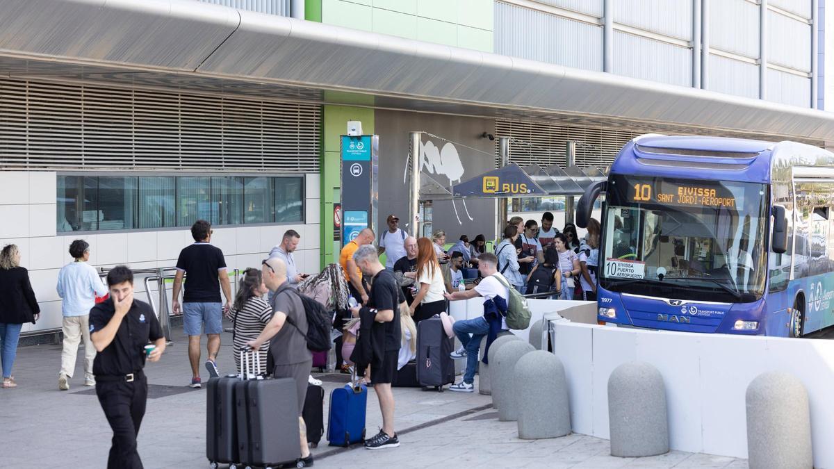 Pasajeros en el exterior de la terminal del aeropuerto de Ibiza, el pasado mes de septiembre.