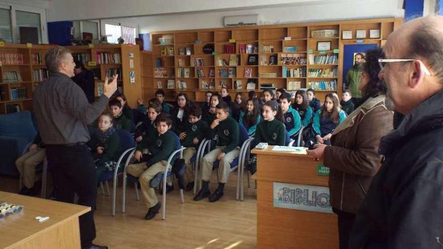 El colegio María Inmaculada acoge una sesión sobre ajedrez