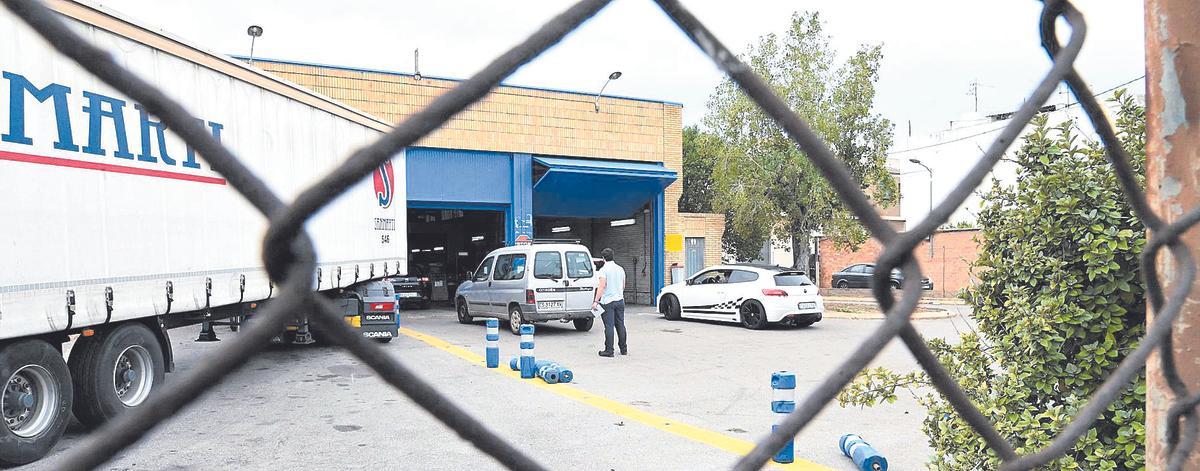 Varios vehículos hacen cola para pasar la inspección técnica en las instalaciones de Castelló, en la avenida Valencia.