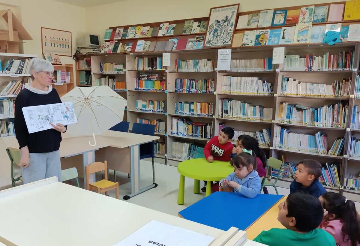 Niños durante una actividad en la biblioteca de Soto de Ribera.
