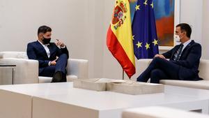 El presidente del Gobierno, Pedro Sánchez, recibe en la Moncloa al portavoz de ERC en el Congreso, Gabriel Rufián, este 3 de septiembre. 