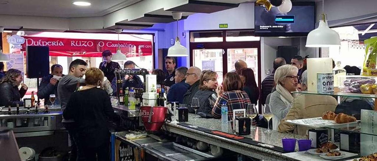 El ambiente en la bocatería Madia Leva durante la actuación de Alexandra Carrera. // FdV