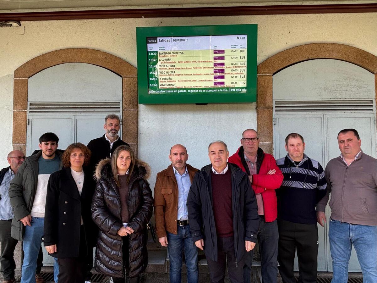 Concentración de munícipes de Padrón, Rois y Dodro en la estación de A Matanza