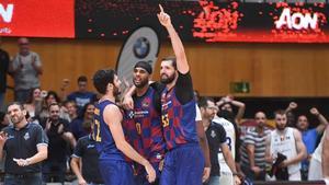 Mirotic celebra una canasta con Abrines y Davies.