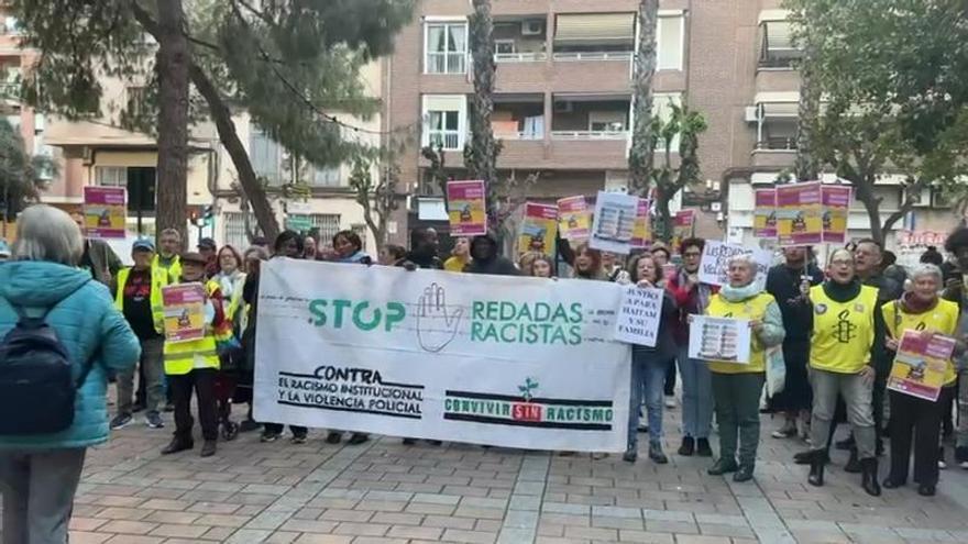 Murcia alza la voz contra el racismo en una concentración en el barrio del Carmen