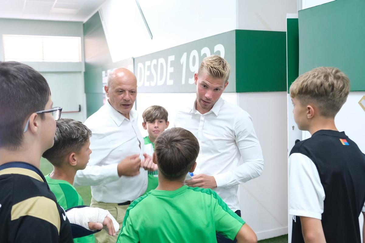 Pedro Schinocca y Joaquín Buitrago, con varios niños aficionados del Elche