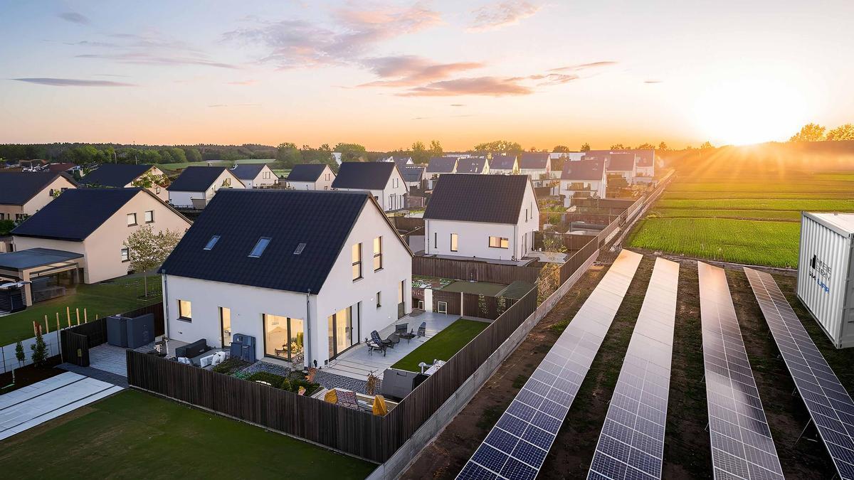 Imagen de una comunidad energética con una instalación fotovoltaica