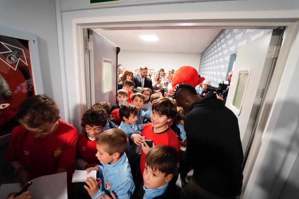 La plantilla del Mallorca visita a los niños y niñas ingresados en los centros hospitalarios de Palma