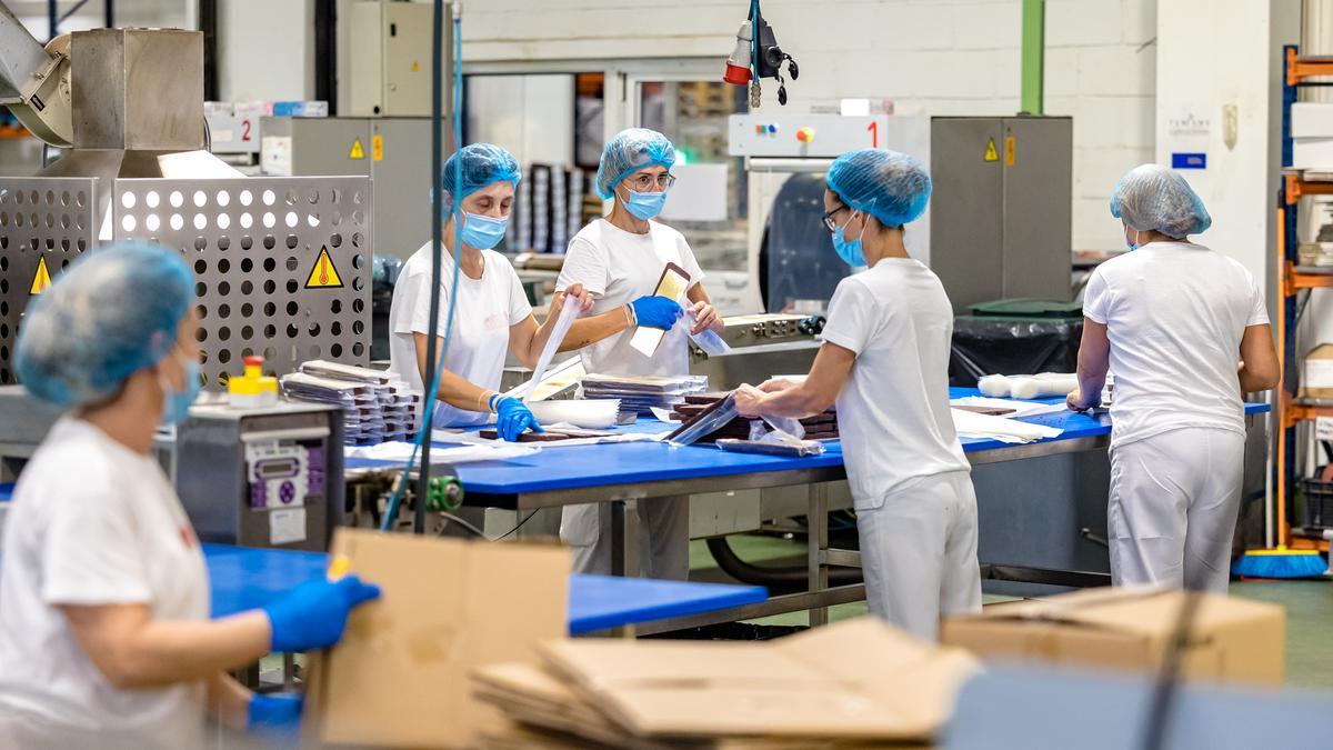 Trabajadoras en una fábrica de turrón de Xixona.