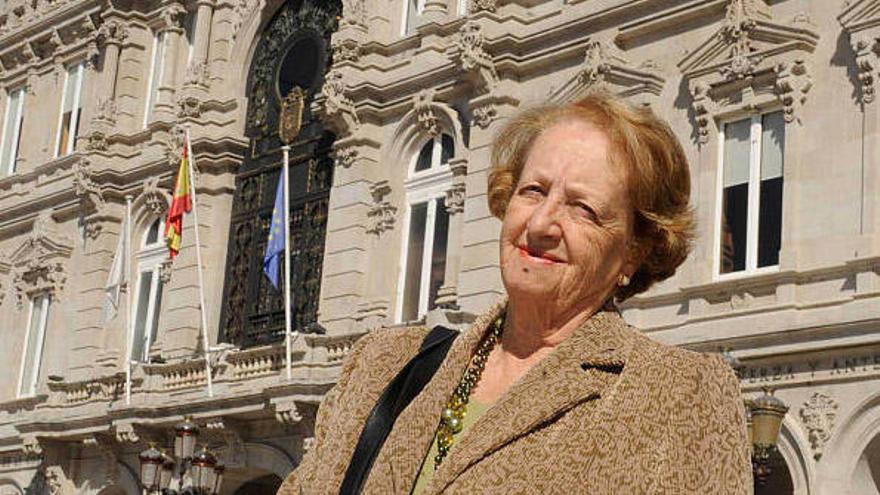 Berta Tapia, ayer, ante el edificio del Ayuntamiento.