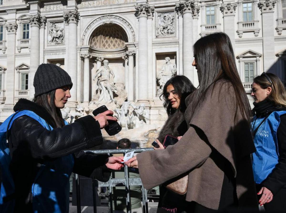 La Fontana di Trevi s’envolta de tanques