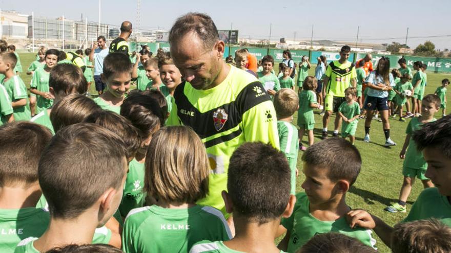 El capitán del Elche Nino rodeado de niños