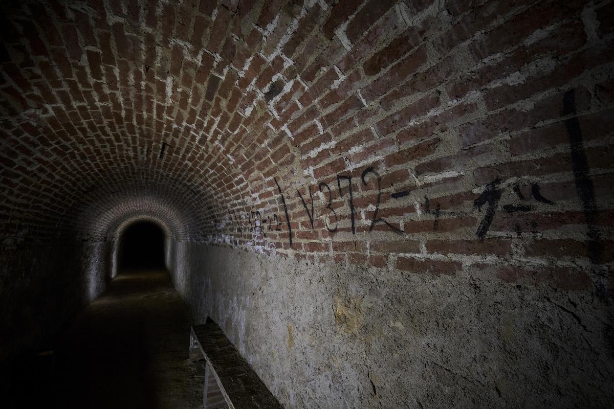 Refugio de la calle de València y, en la pared, anotada la dirección de a quién correspondía guarecerse allí.