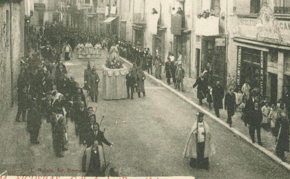 Processó al carrer Ample de Figueres a principi del segle XX. | ROISIN/ARXIU