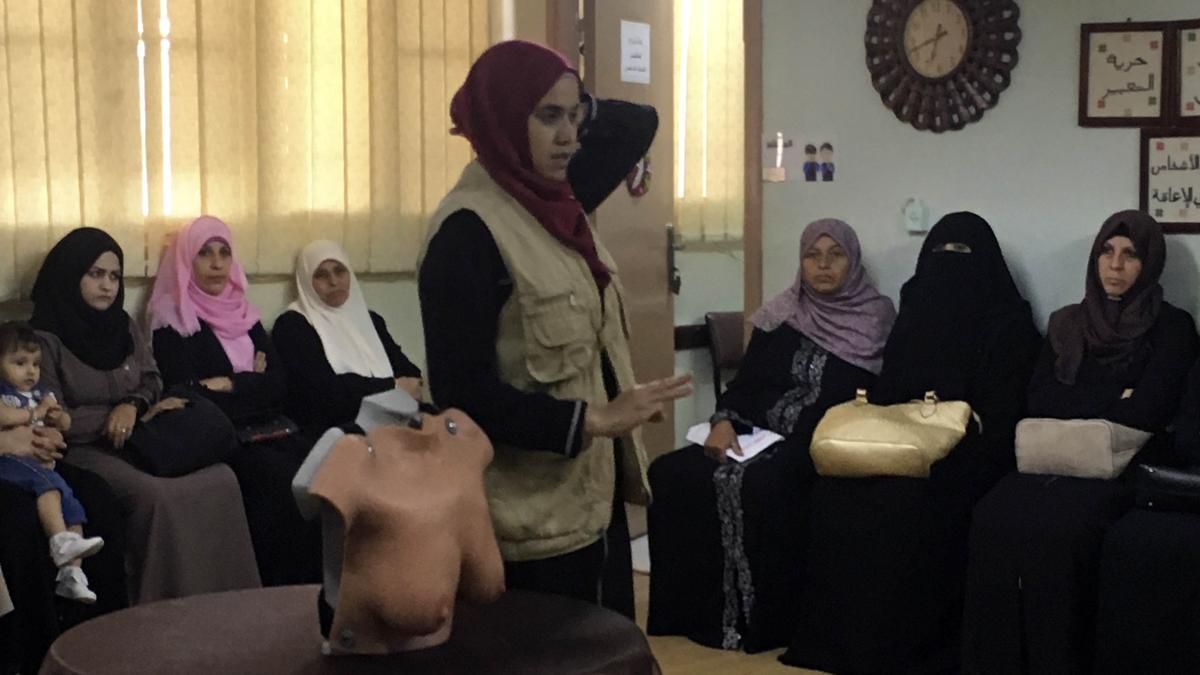 Un grupo de gazarís, en una sesión en la que una especialista muestra cómo detectar un posible cáncer de mama.