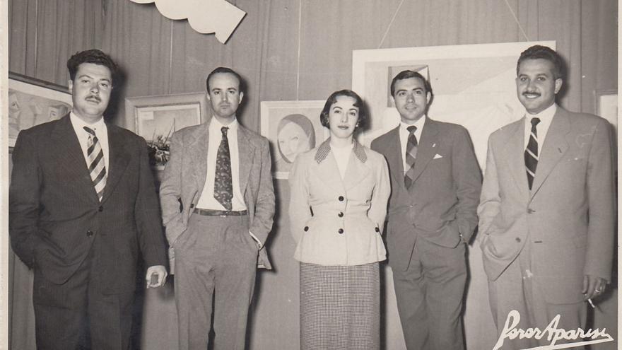 De izquierda a derecha, Vicente Gómez García, Eusebio Sempere, Ángeles Ballester, Joaquín Michavila y Juan Bautista Llorens. Fotografía de Pérez Aparisi, probablemente de 1954 en la Sala Braulio, de una exposición del grupo Los Siete.