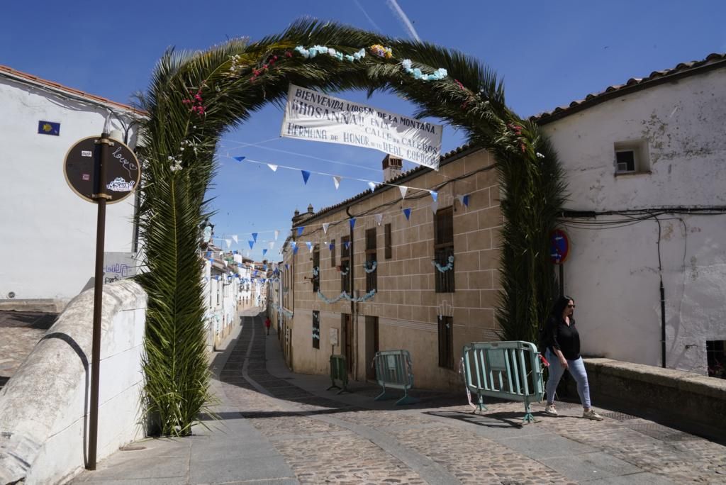 5.000 flores esperan a la patrona de Cáceres en la calle Caleros