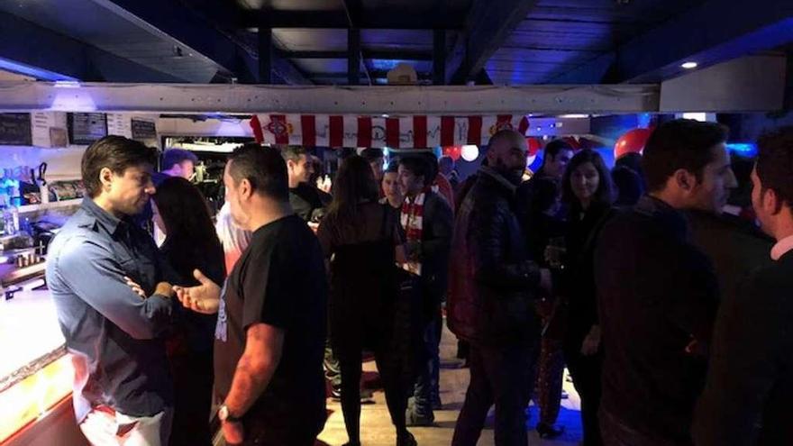 Un momento de la fiesta en el BoatBarandCo, un barco sobre el río.