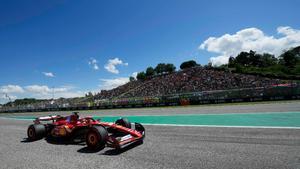 Charles Leclerc, en acción al volante del Ferrari en el Autódromo Dino y Enzo Ferrari de Imola