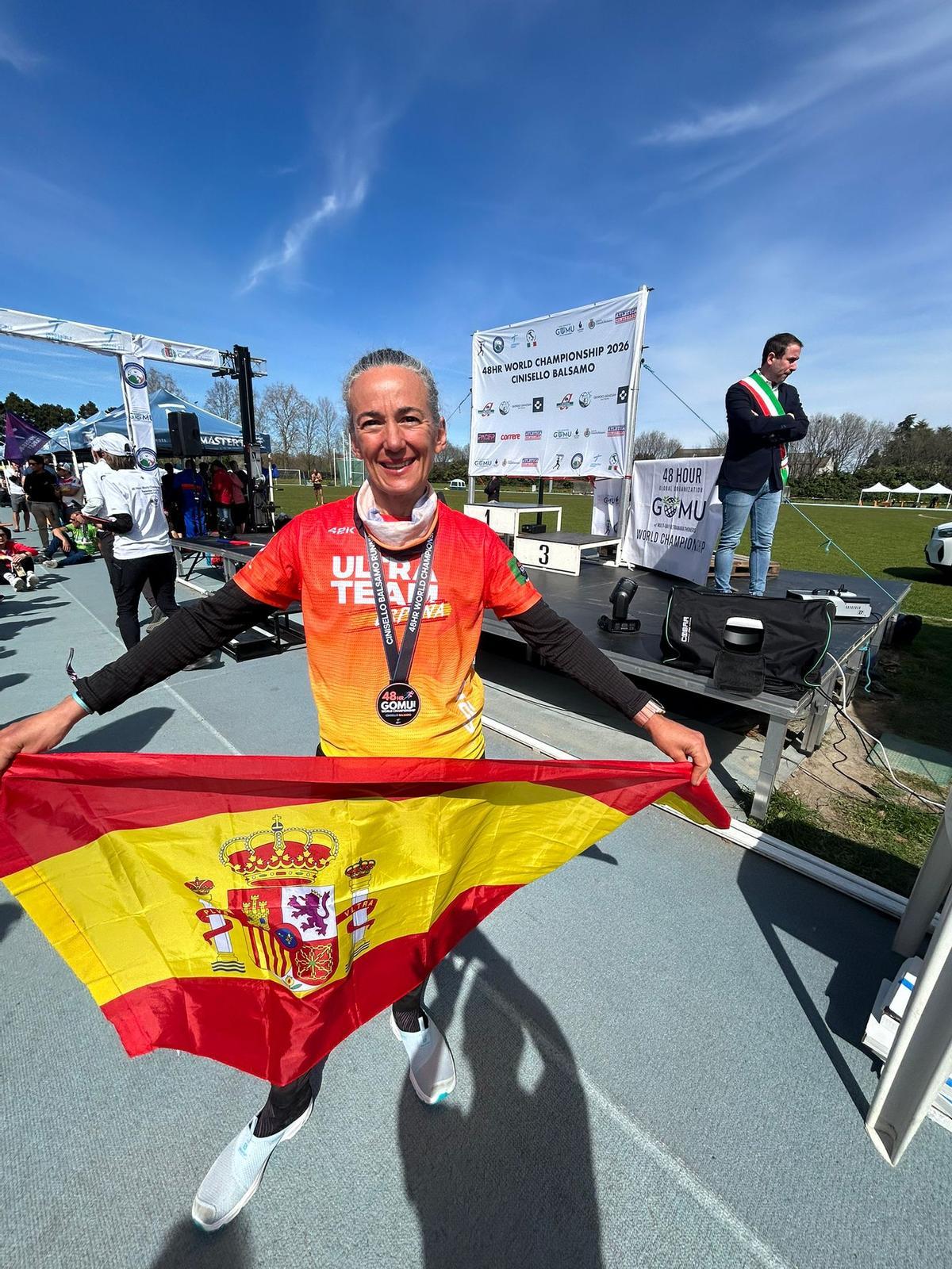 Maki Ferrándiz, con la bandera español en el Campeonato del Mundo de ultramaratón