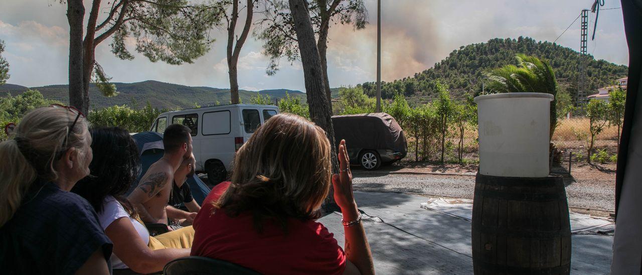 Usuarios del cámping de Altura (Castellón) observan el humo cerca de la localidad