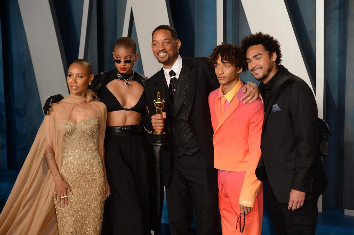 El actor Will Smith (C) pasa con sus hijos Trey Smith (R) y Jaden Smith (2do R), su hija Willow Smith (2do L) y su esposa Jada Pinkett Smith (L) en el 2022 Vanity Fair Oscar Party celebrada en el Wallis Annenberg Center. El actor Will Smith (C) pasa con sus hijos Trey Smith (R) y Jaden Smith (2do R), su hija Willow Smith (2do L) y su esposa Jada Pinkett Smith (L) en el 2022 Vanity Fair Oscar Party celebrada en el Wallis Annenberg Center.