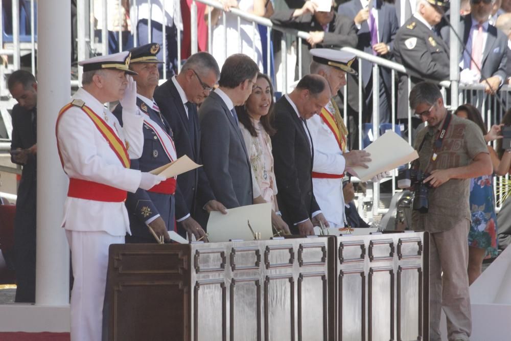 Entrega de despachos y jura de bandera en la Escue