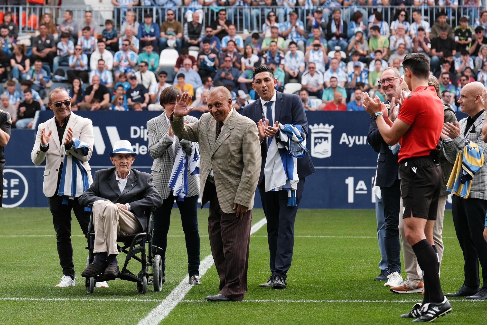 Homenaje a los veteranos del Málaga CF en el partido ante el AD Ceuta disputado en La Rosaleda.