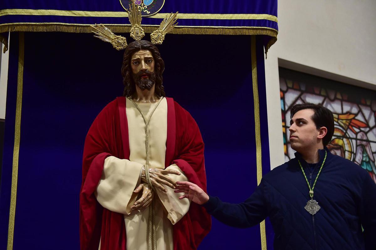 Álvaro Bodeguero, de 24 años, junto al Señor de la Pasión, en la iglesia de San Miguel.
