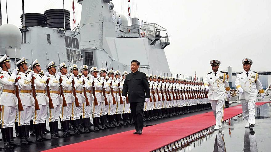 El presidente chino Xi Jinping pasa revista a militares de la Marina en el 70 aniversario del cuerpo, en abril de 2019.