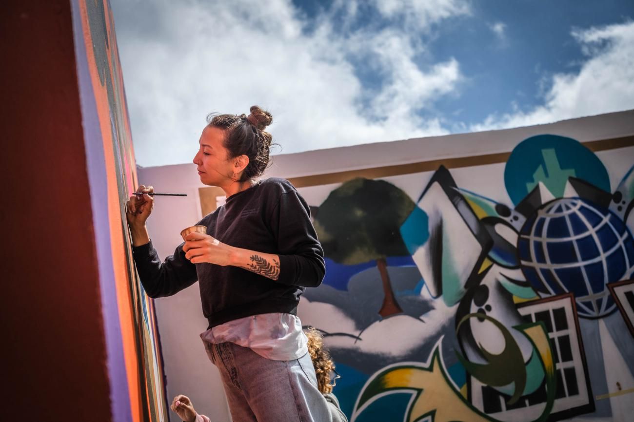 Elaboración de un mural por el Día de la Juventud en San Benito, en La Laguna