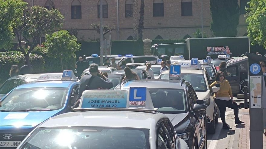 Las autoescuelas de la Región se concentran para exigir más examinadores