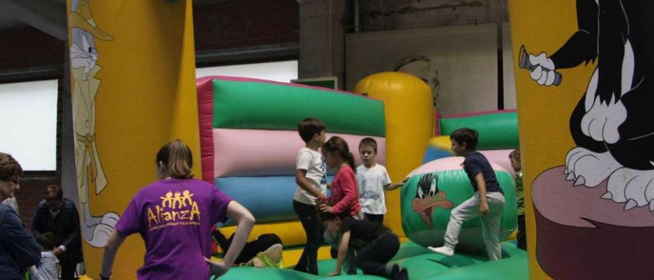 Niños jugando, ayer, en los hinchables instalados en Ortiz.