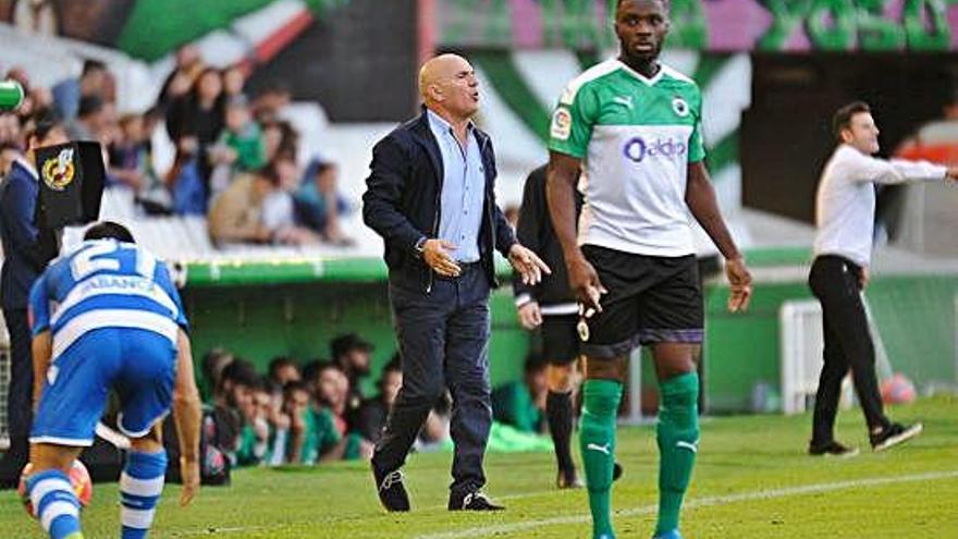 Luis César, en el centro, da instrucciones durante el partido frente al Racing de Santander.